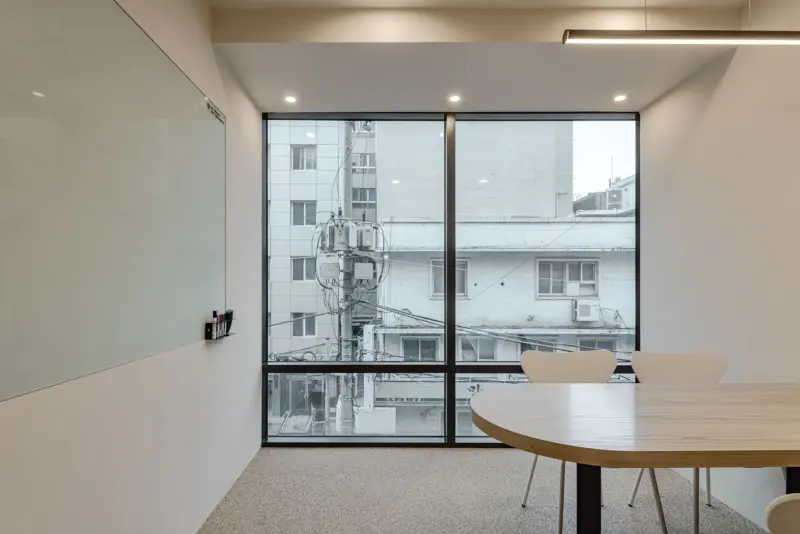 자연광 가득한 미니멀 회의실 인테리어